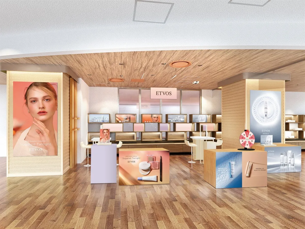 伊勢丹新宿店で開催されるエトヴォスの期間限定ポップアップストアの外観。温かみのある什器が並ぶ。