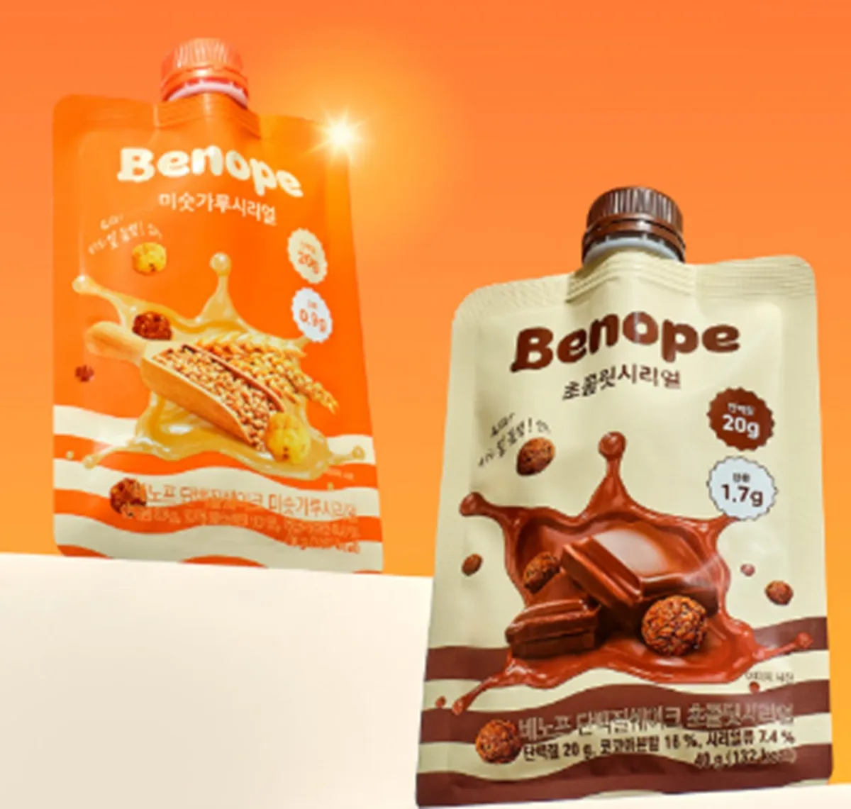BENOPEのパウチ型プロテインシェイク。チョコやシリアルのイラストが描かれたパッケージ。