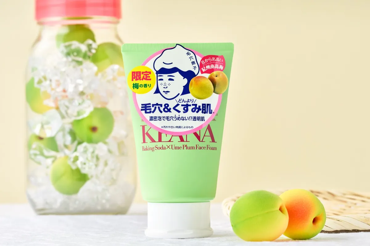 紀州南高梅の重曹泡洗顔の商品パッケージと梅の実