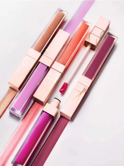 NARS アフターグロー リップシャインの新色ラインナップ。スタイリッシュなパッケージと美しいカラーが並びます