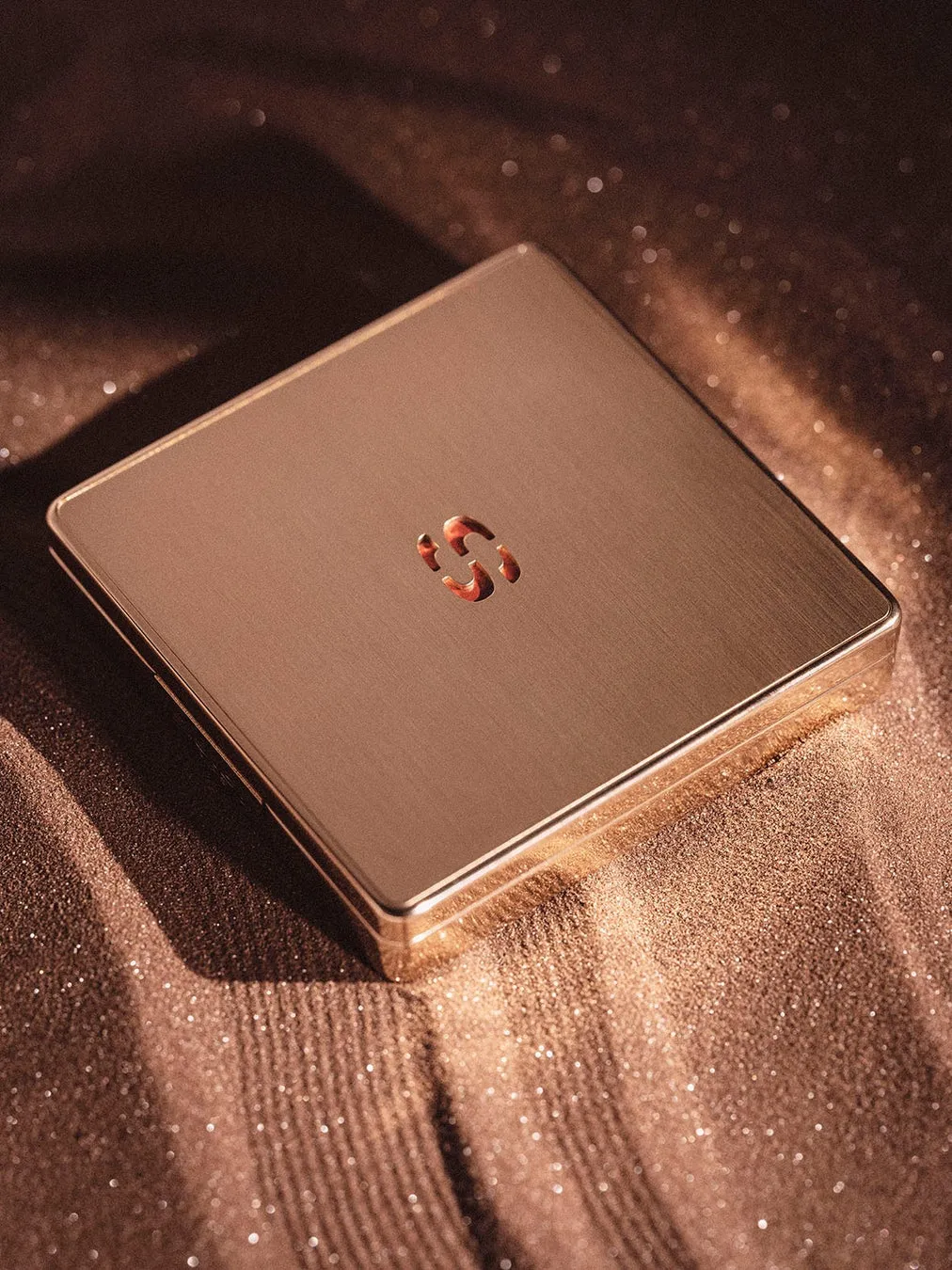 マットゴールドの質感が美しい新パッケージ。中央にはシスレーの象徴であるSロゴが輝きます。