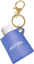 ミニサイズがぴったり収まるAESTURAロゴ入りの限定フェイクレザーチャーム