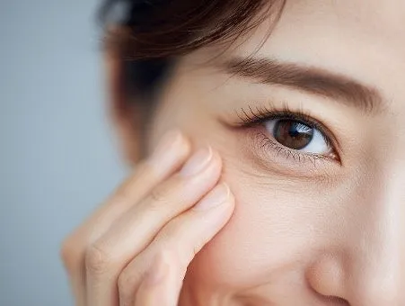 ハリ・コシのあるまつげの女性の目元アップ