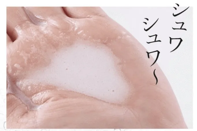 手のひらでシュワシュワと泡立つミストのテクスチャー