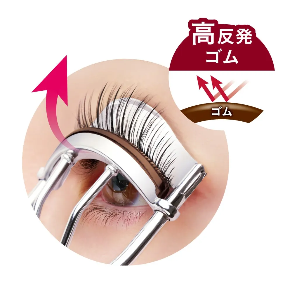 アイラッシュカーラーを使用してまつげを根元から挟んでいる様子