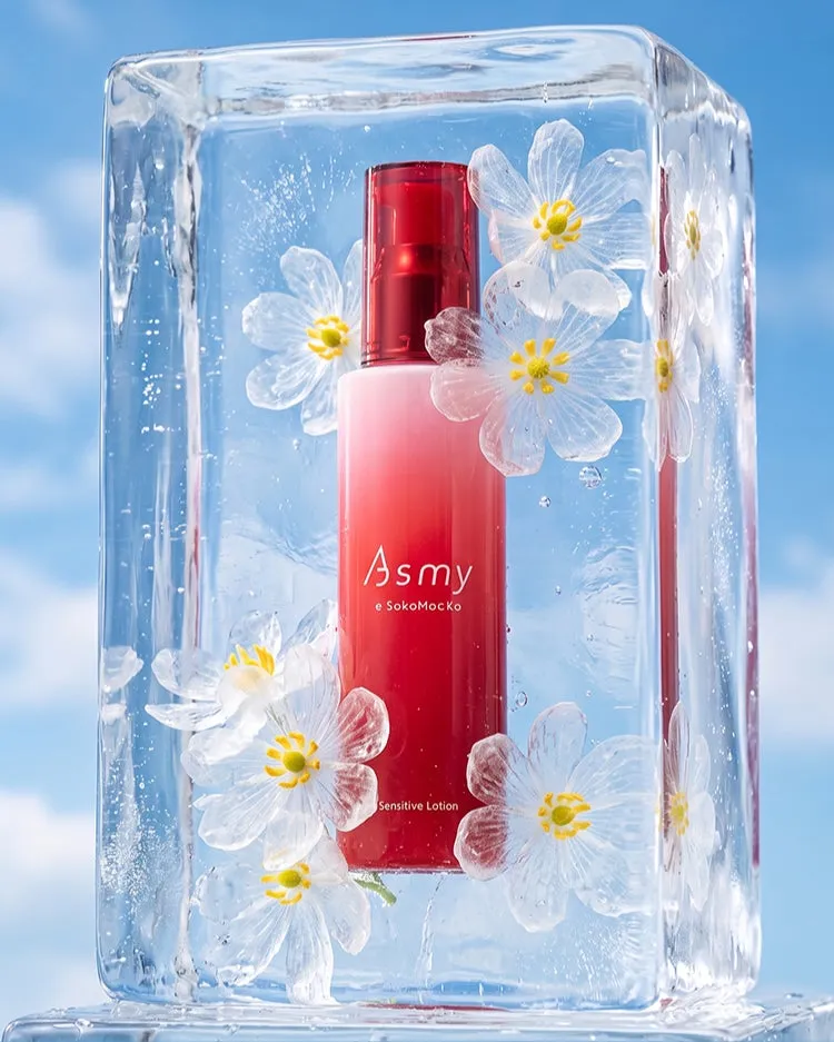氷に閉じ込められたAsmy センシティブローションの赤いボトル