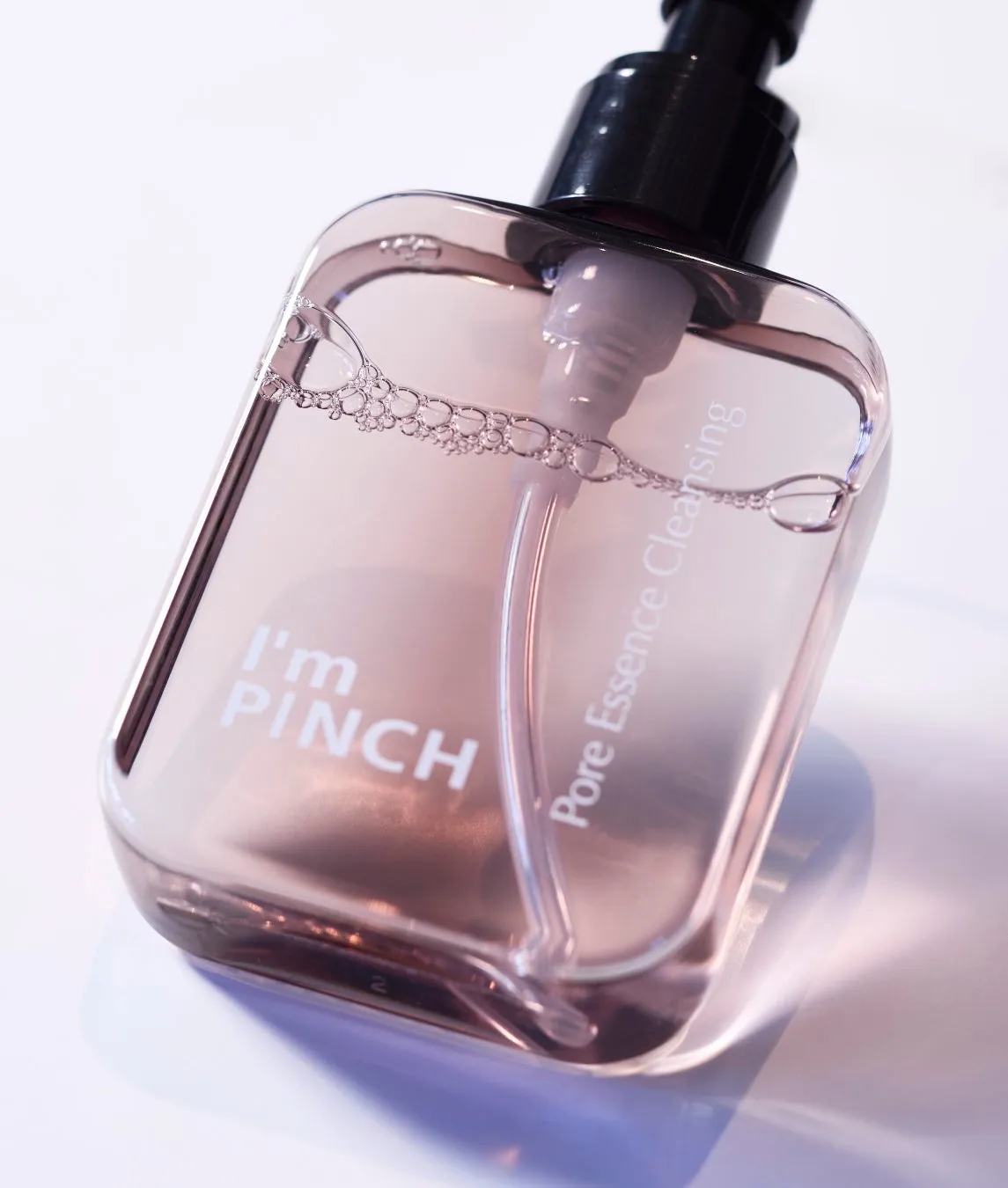 洗練されたクリアボトルのI'm PINCH 毛穴美容液クレンジング