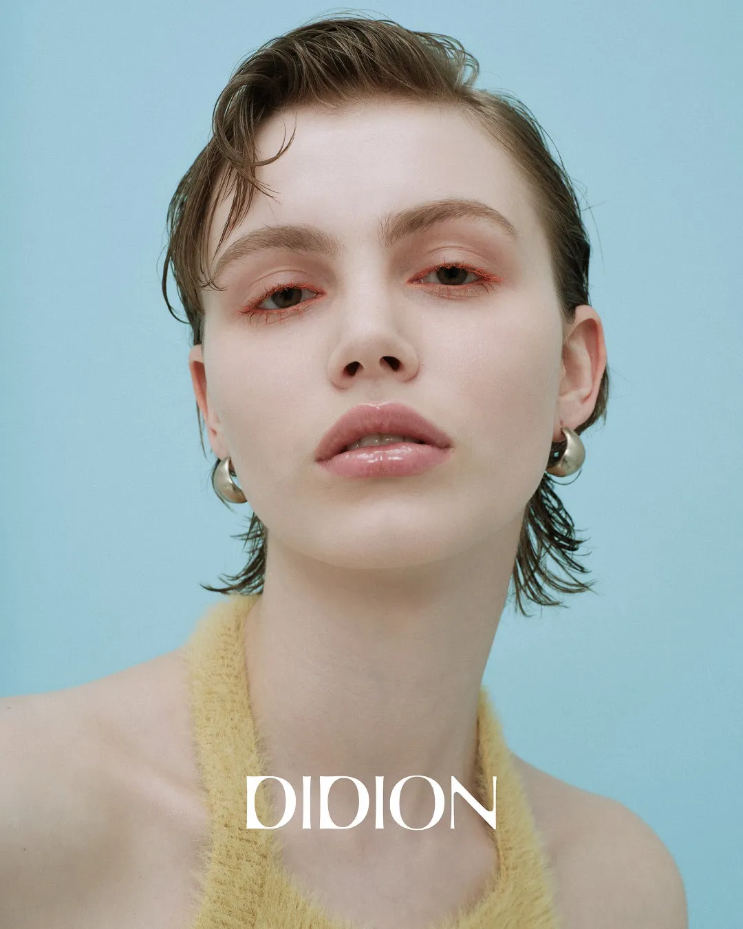 DIDIONのリップグロスを使用したモデルのメイクアップ。ツヤのある唇が印象的です。