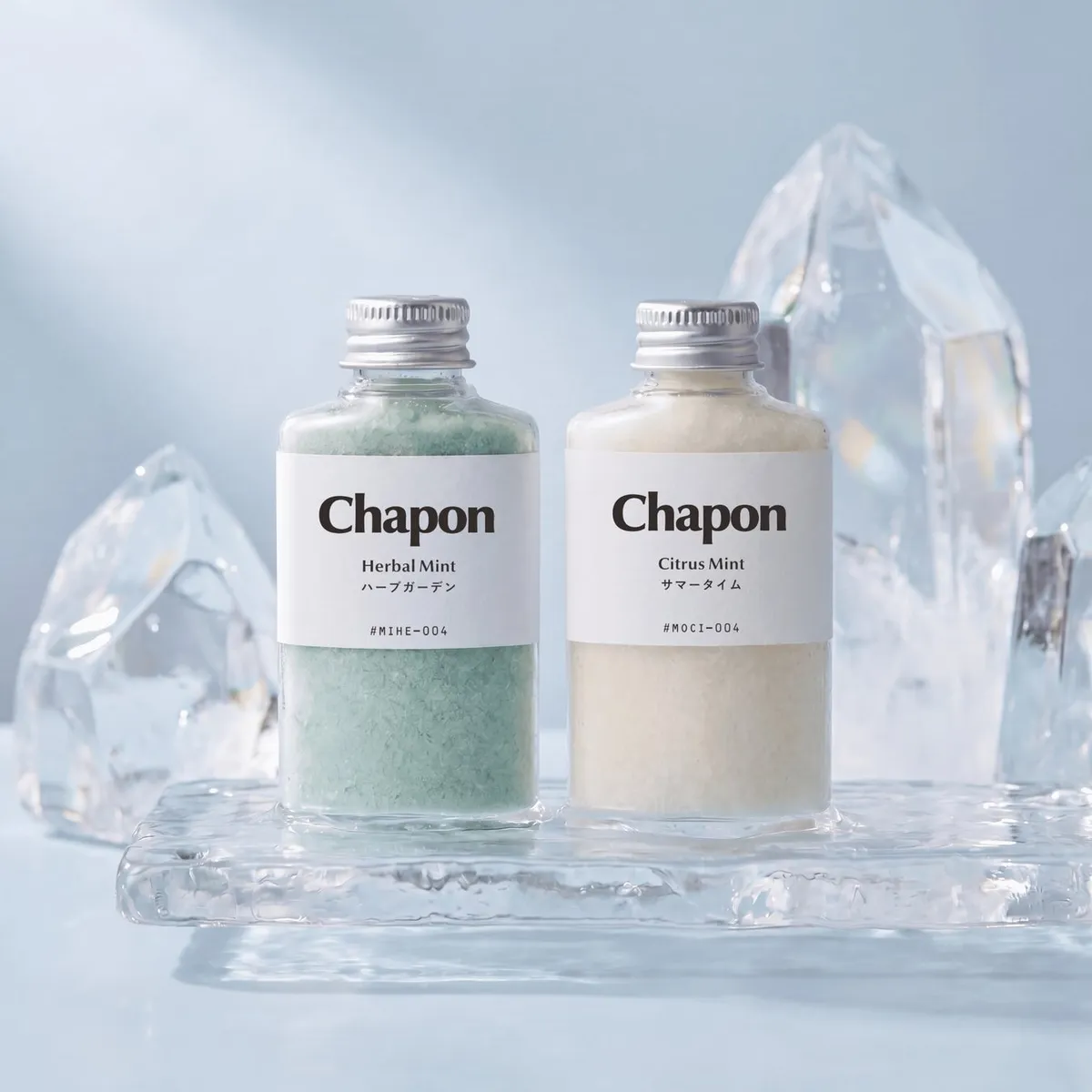 氷のオブジェの前に並ぶChaponのボトル。左にハーブガーデン、右にサマータイムが配置されている。