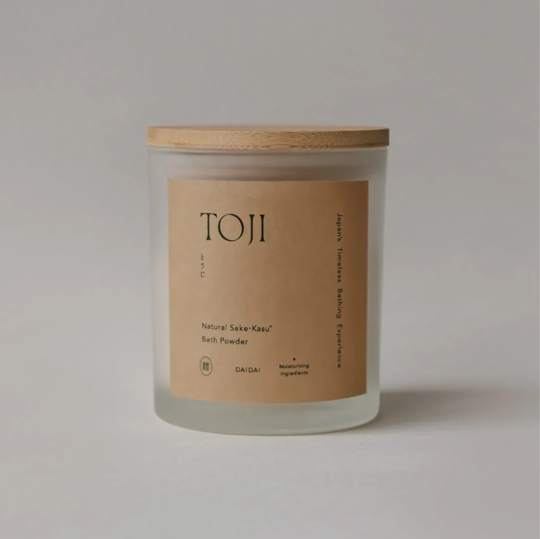 TOJI 酒粕バスパウダー 橙の瓶タイプ。すりガラスと竹製の蓋がスタイリッシュなデザイン