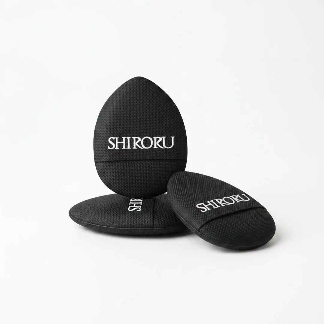 SHIRORUのロゴが入った、黒色のスタイリッシュなスポットパフ