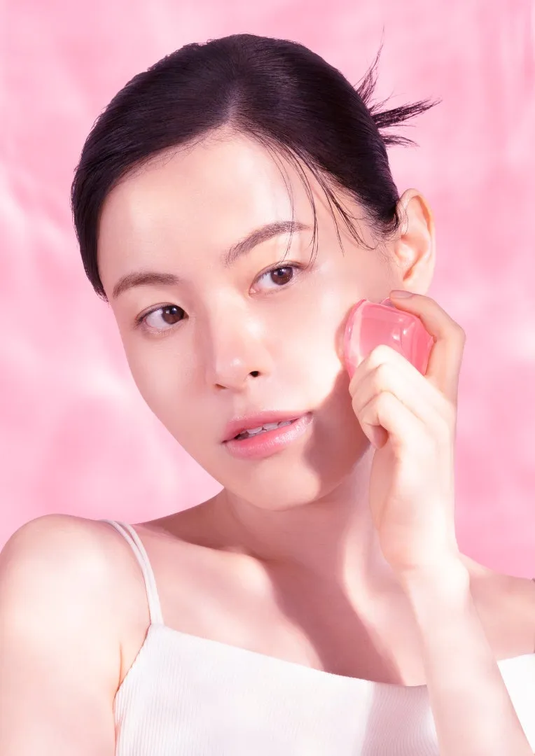 頬に直接あてて滑らせる使用シーン