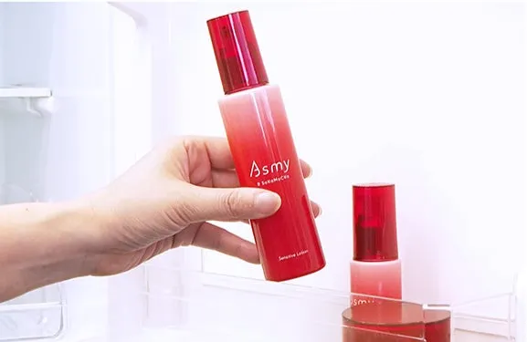 冷蔵庫のドアポケットからAsmy センシティブローションを取り出す様子