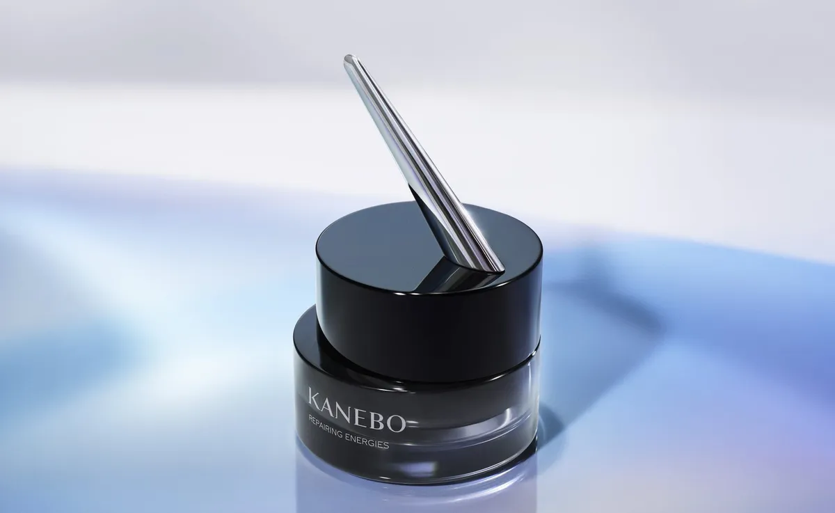 特徴的なスパチュラが添えられたKANEBOの朝用高機能クリーム「リペアリング エナジーズ」のジャー容器