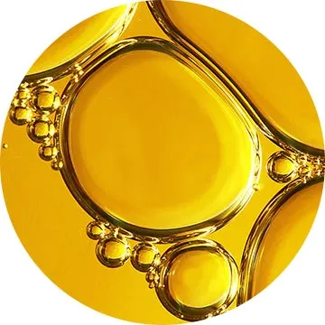 黄金色に輝くオーガニックホホバオイルのテクスチャー