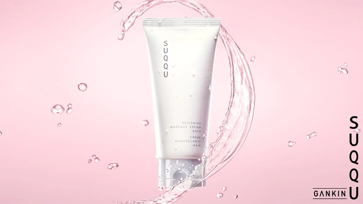 SUQQU デザイニング マッサージ クリーム バス。みずみずしい水しぶきに包まれた清潔感のあるパッケージ。