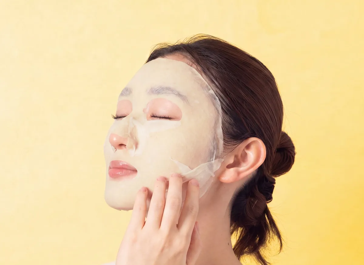 フェイスマスクを顔に密着させて使用しているモデルの様子