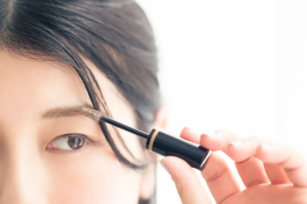 眉マスカラを実際に使用しているシーン