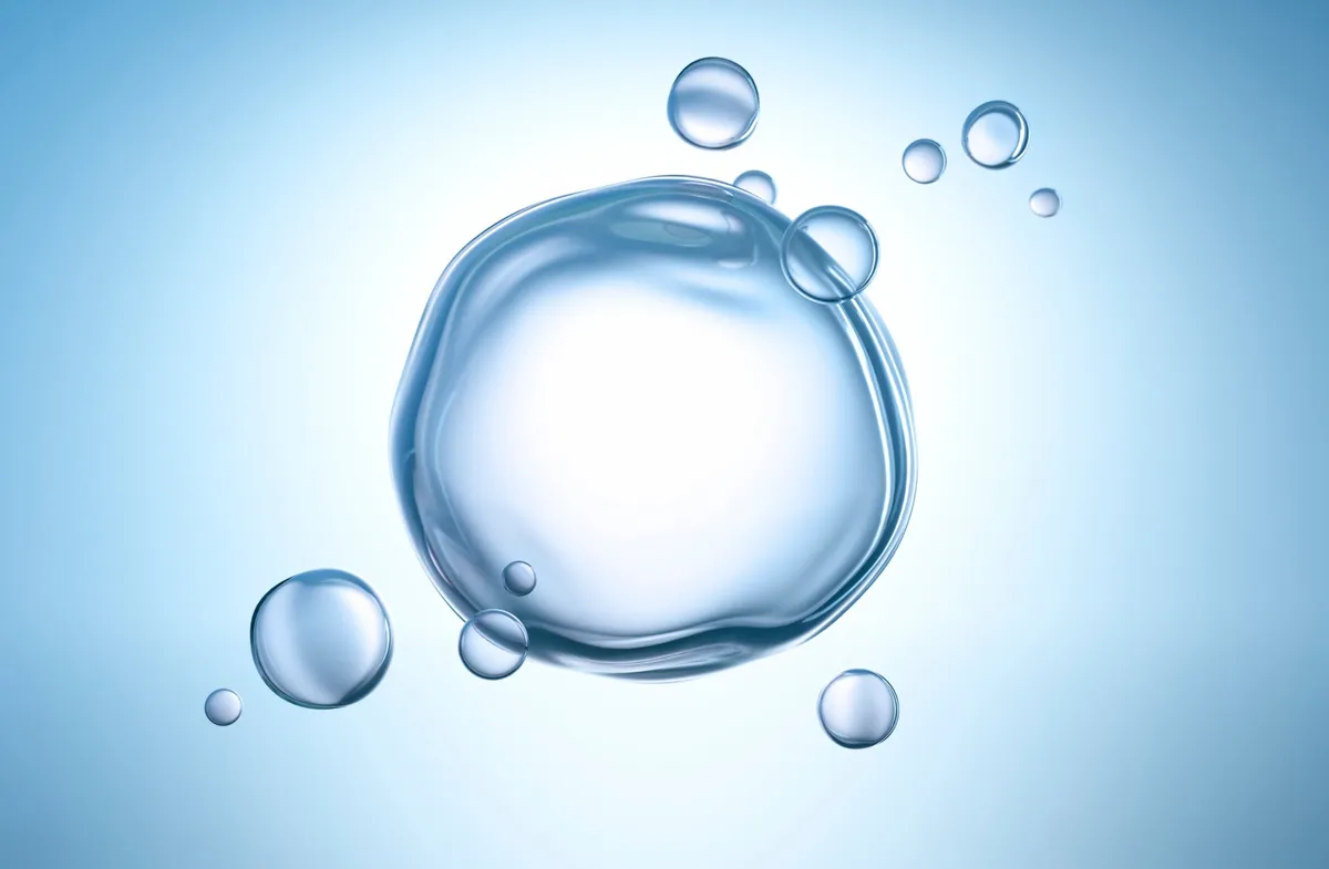 みずみずしさをイメージした青い水滴のグラフィック。高い保湿力を表現しています。