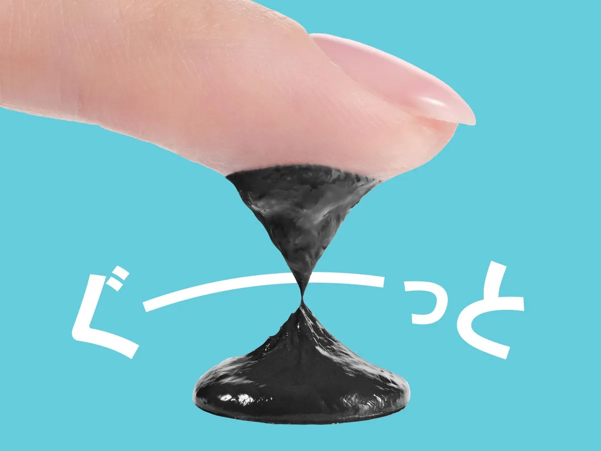 スライムのようにびーっと伸びるマスカラ液のテクスチャー