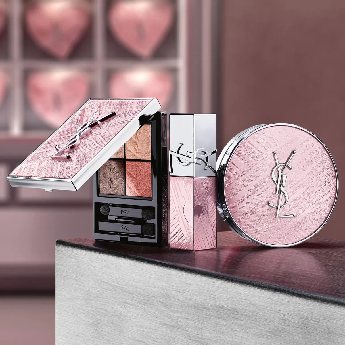YSL ラブ ライト コレクションの限定アイテムが並ぶ様子