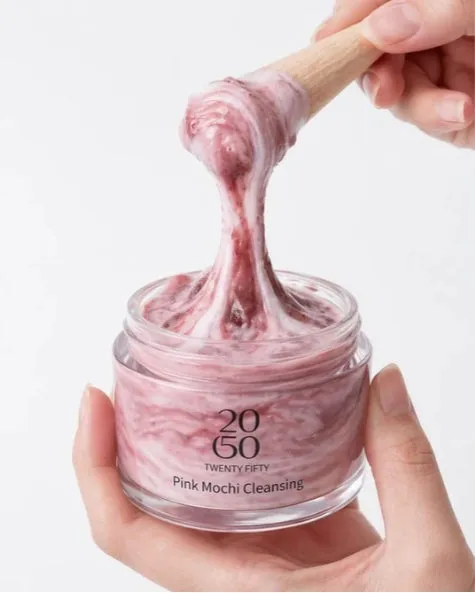 2050 TWENTY FIFTYのPink Mochi Cleansingをスパチュラで持ち上げた様子。糸を引くようなもっちりとしたテクスチャーが特徴