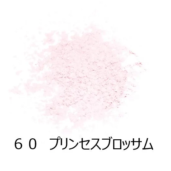 ほんのりピンクがかった繊細なパウダーの質感