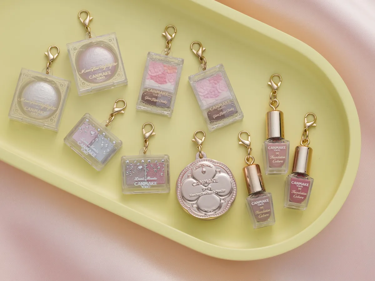 コスメを忠実に再現したカラフルなミニチュアチャーム