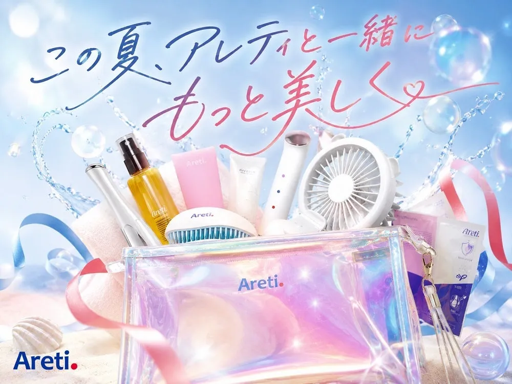 夏らしい水しぶきをバックにしたビューティーバッグのイメージ画像